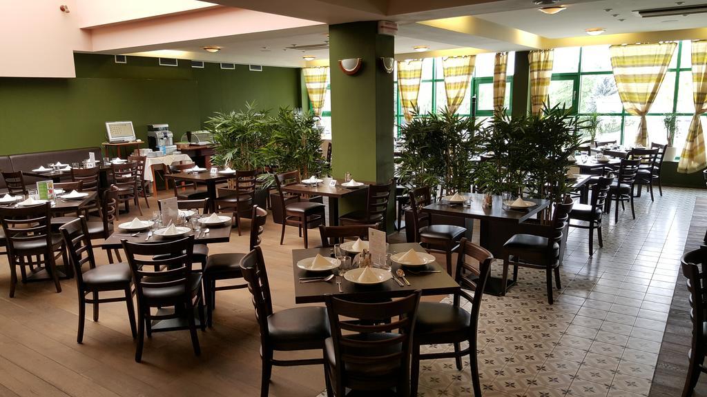 Hotel Spectrum Trnava Dış mekan fotoğraf